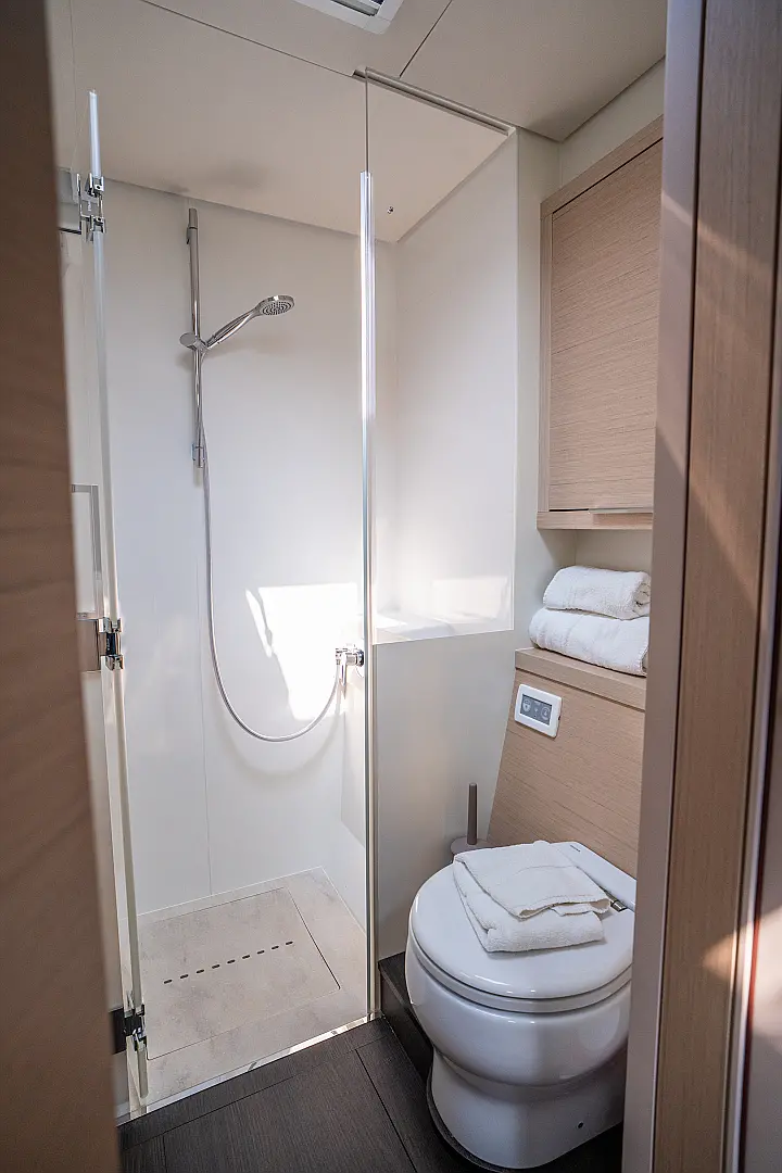 Lagoon 55 - Toilet