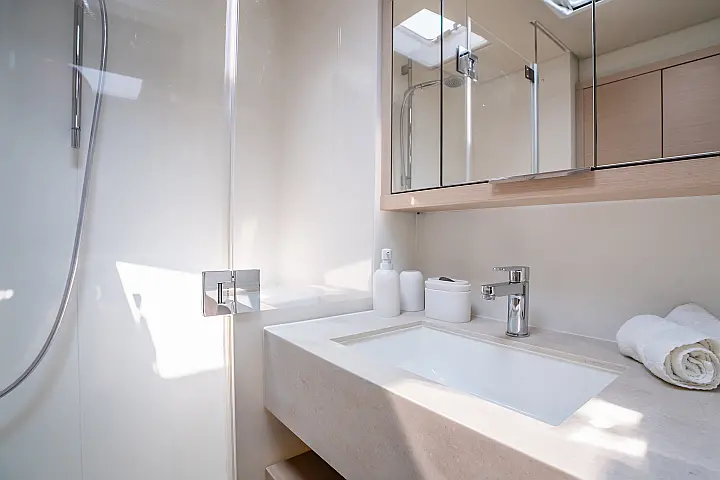 Lagoon 55 - Toilet