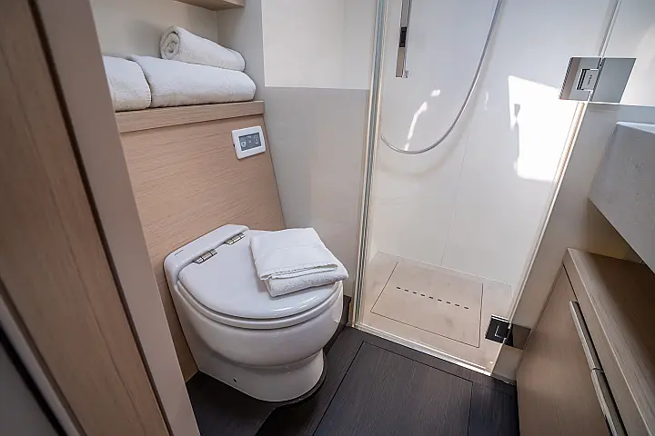 Lagoon 55 - Toilet