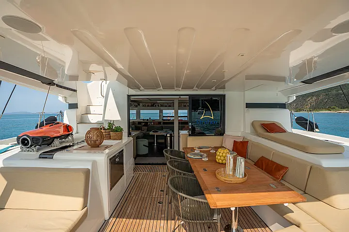 Lagoon 55 - Cockpit