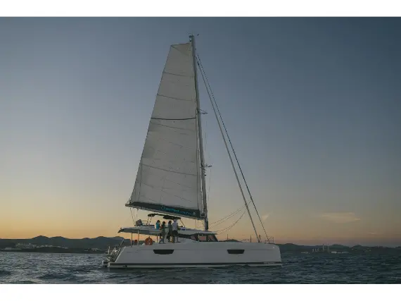 Fountaine Pajot 47 SAONA LUX (GEN,AC,WATERMAKER)