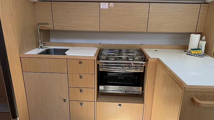 Bavaria C42 - 