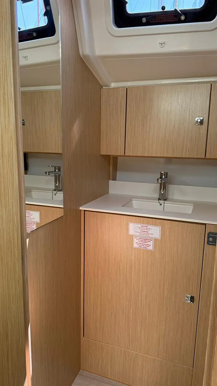 Bavaria C42 - 