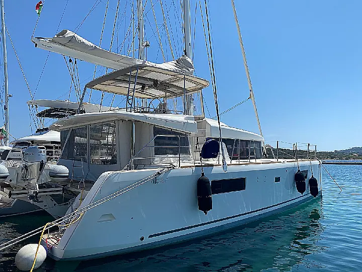 Lagoon 52F (5 cab) - External image