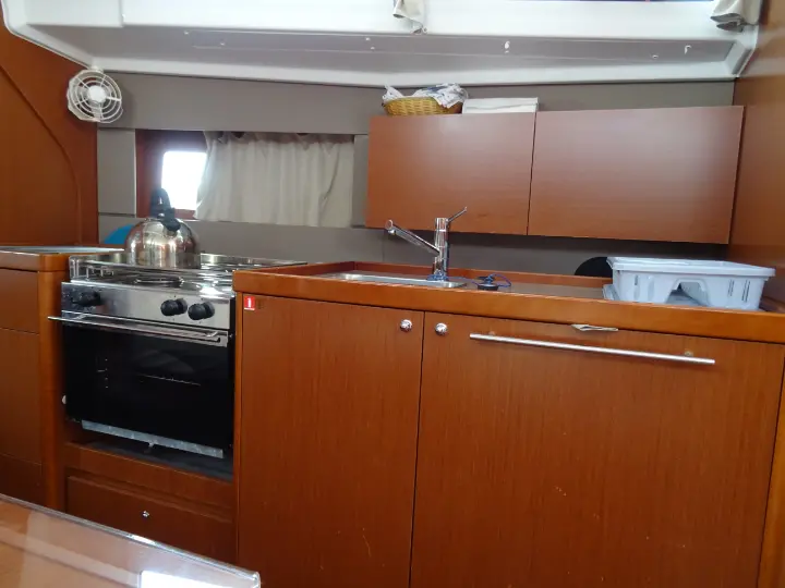 Oceanis 38 - Kitchen