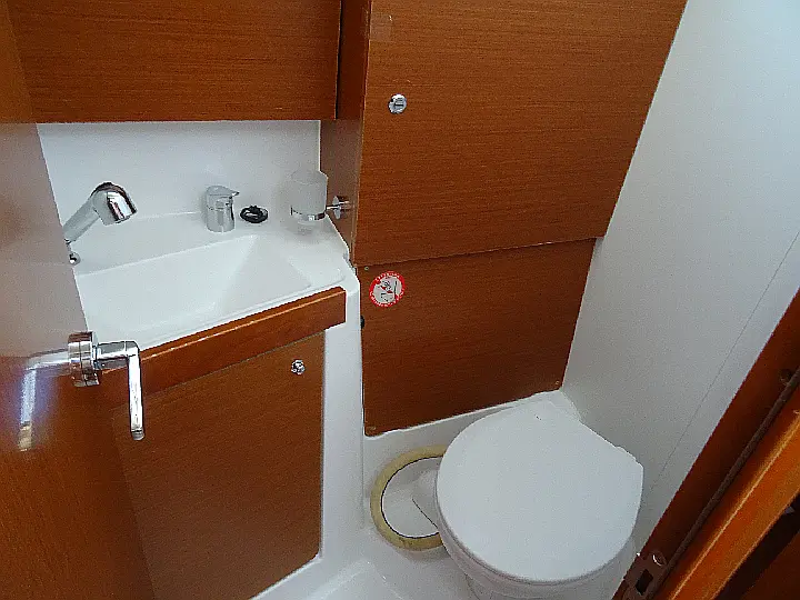 Oceanis 38 - Toilet