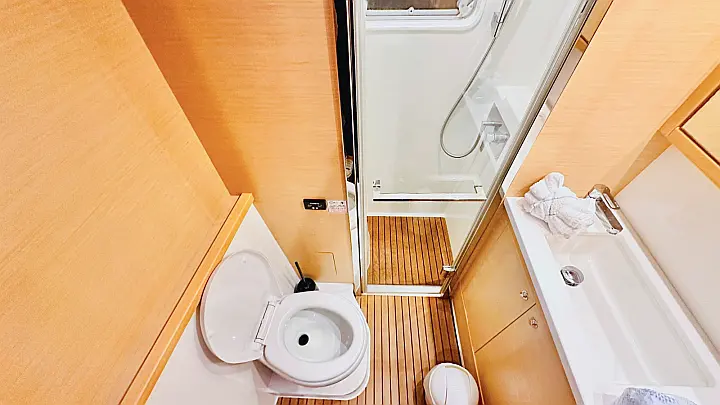 LAGOON 52F - TOILET