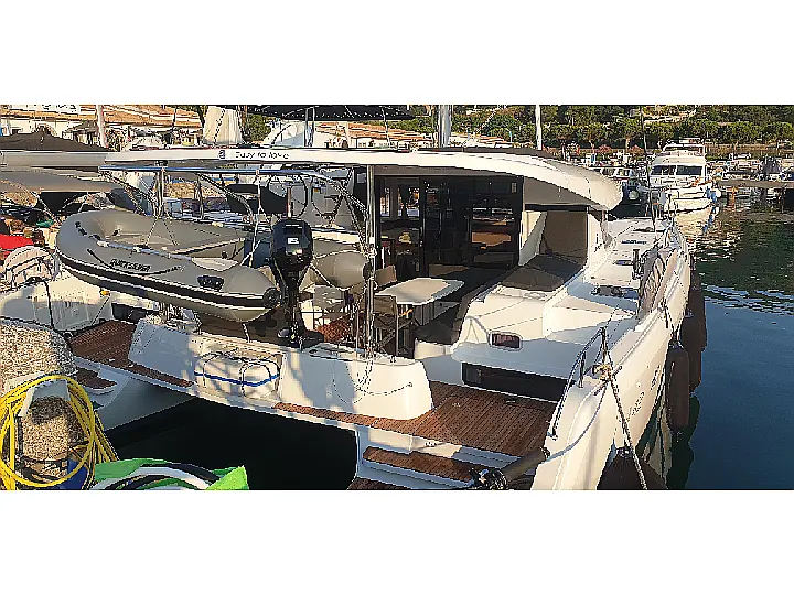 Lagoon 42 - External image