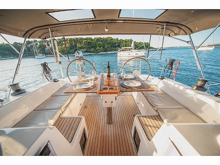 Bavaria C42 - External image