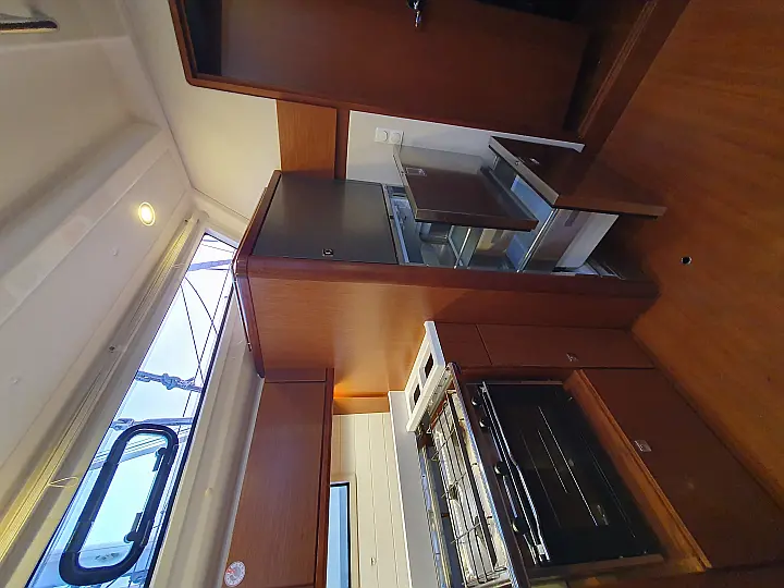 Bavaria 46 Cruiser Style - Fridge, deepfreezer and oven