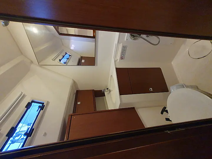 Bavaria 46 Cruiser Style - Portside stern WC