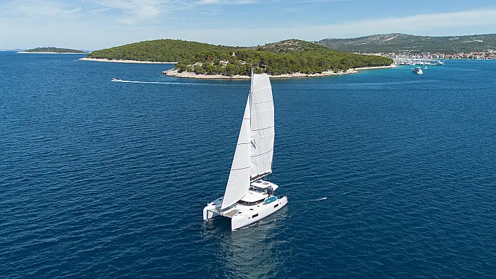 Lagoon 42 - External image