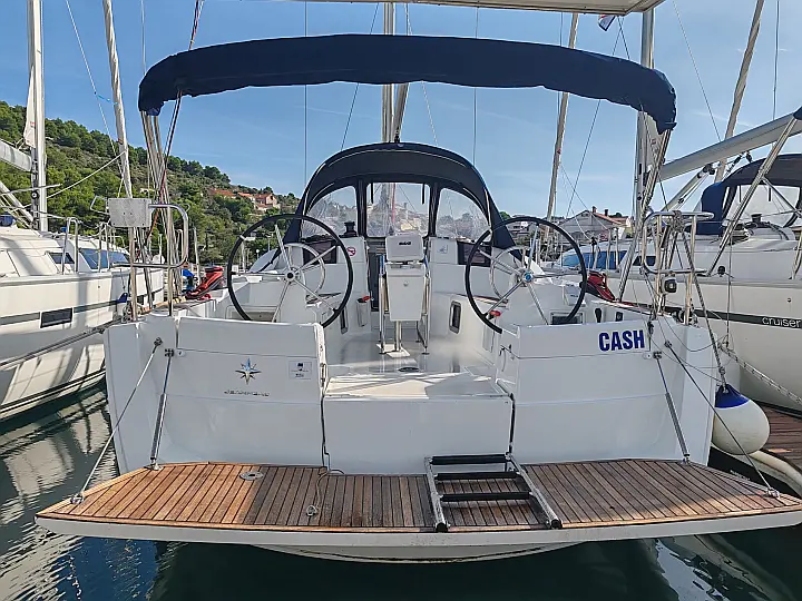 Sun Odyssey 389 - External image