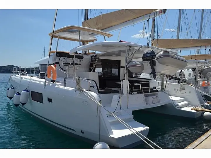 Lagoon 42 - External image