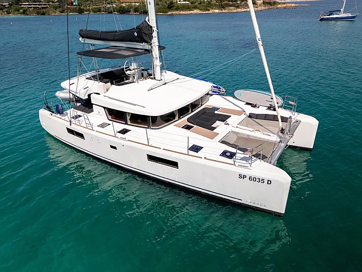 Lagoon 52F (5 cab) - External image