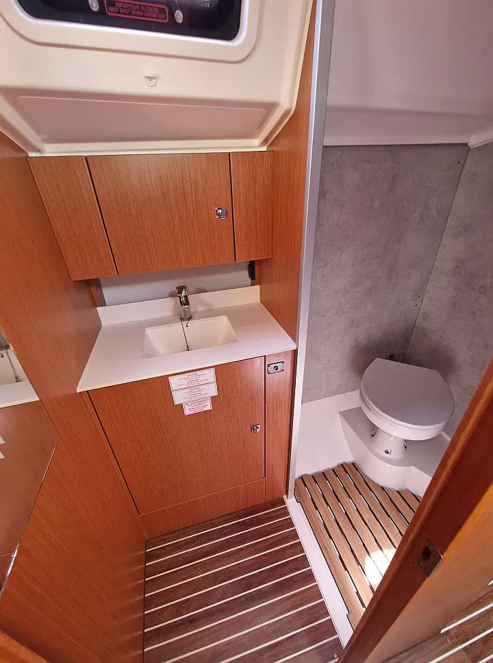 Bavaria C42 - 