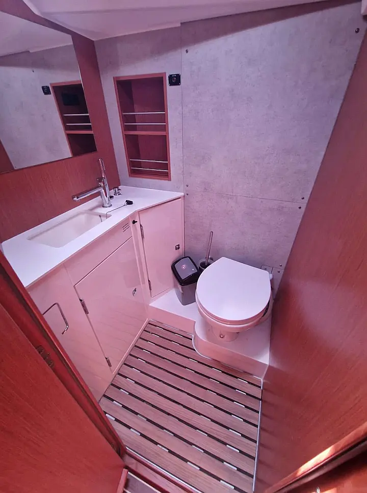 Bavaria C42 - 