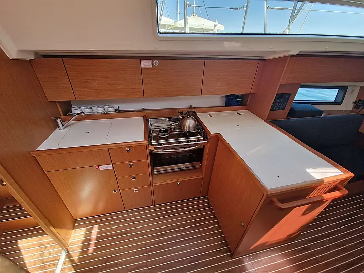 Bavaria C42 - 