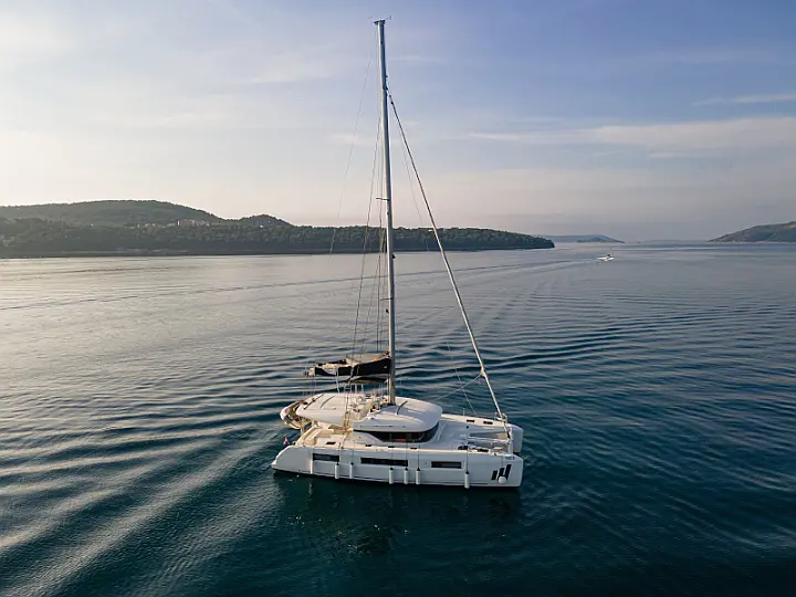 Lagoon 50 Fly - External image