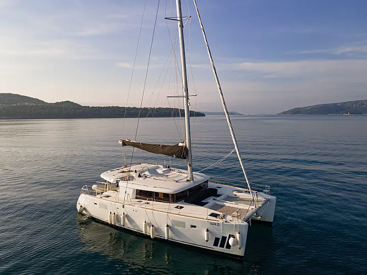 Lagoon 450 Fly - External image
