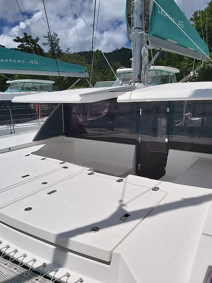 Leopard 45 - forward 2