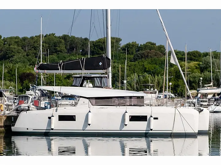 Lagoon 42 - External image