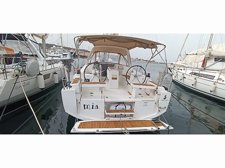Oceanis 35.1 - External image