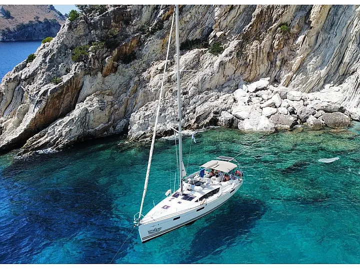 Sun Odyssey 42DS - External image