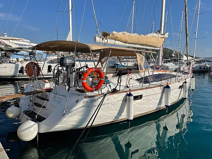 Jeanneau 53 - External image