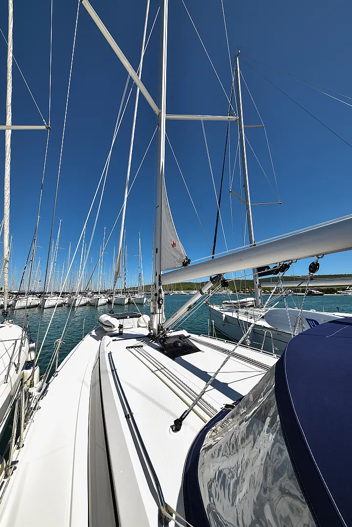 Bavaria C42 - 