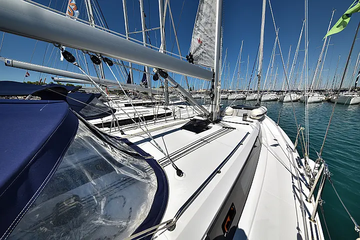 Bavaria C42 - 