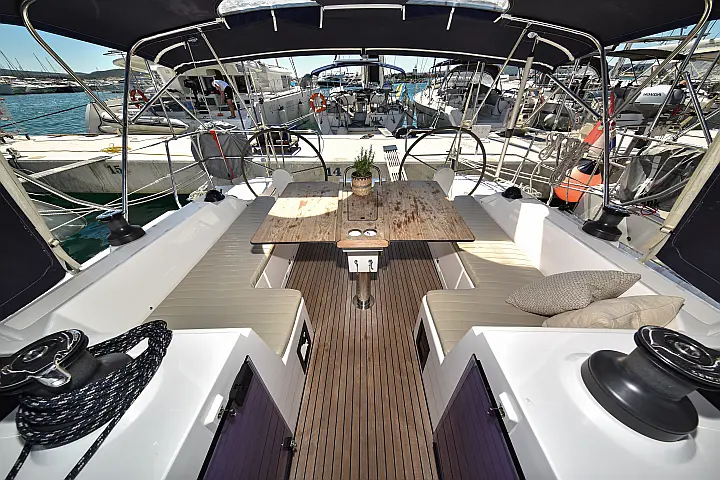 Bavaria C42 - 