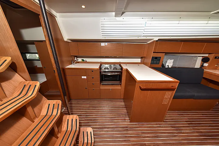 Bavaria C42 - 