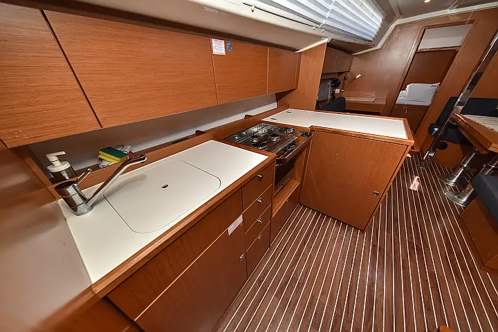 Bavaria C42 - 