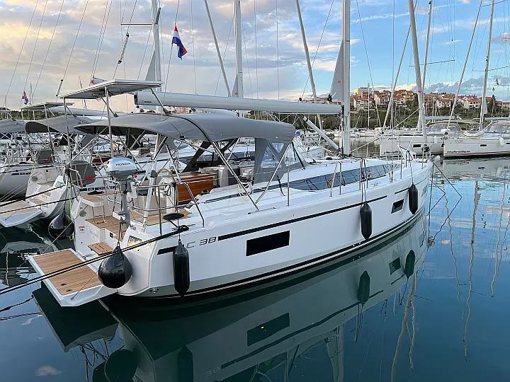 Bavaria C38 - 