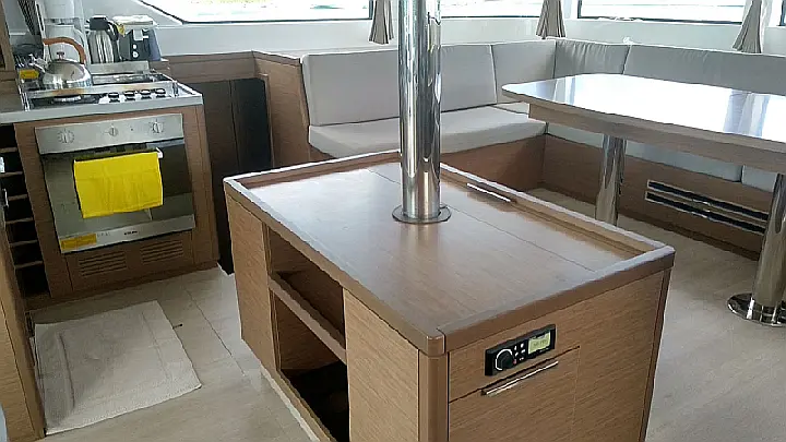 Lagoon 50 - Salon / Kitchen