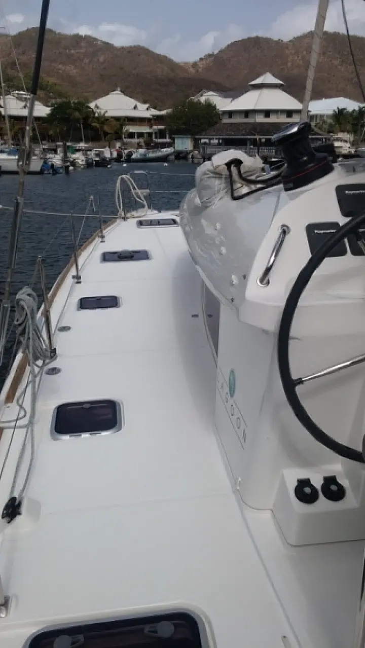 Lagoon 400 S2  - Deck / windows / portside