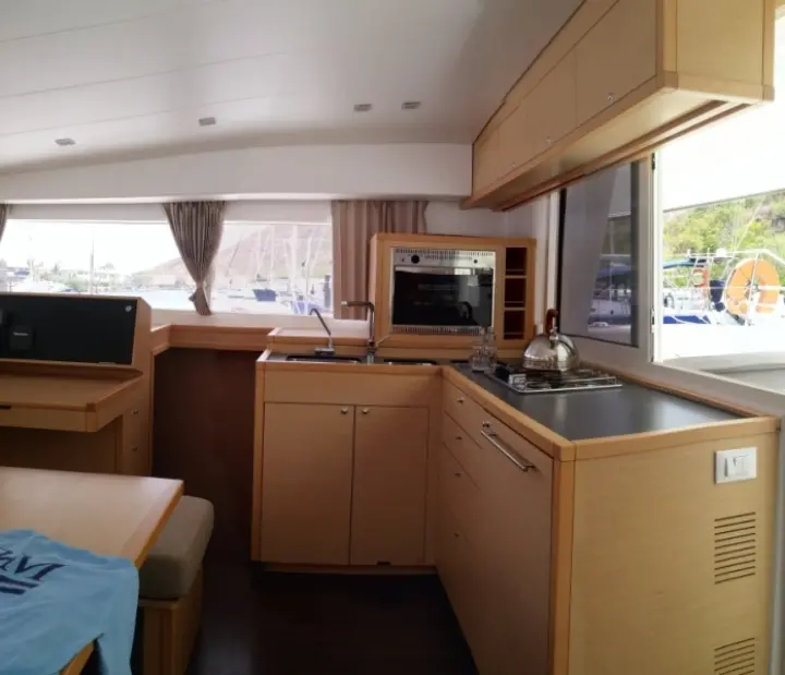 Lagoon 400 S2  - Kitchen