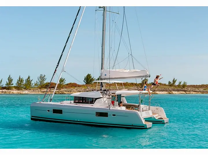 Lagoon 42 - External image