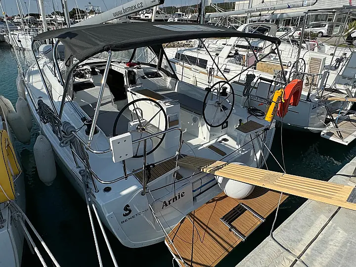 Oceanis 34.1 - External image