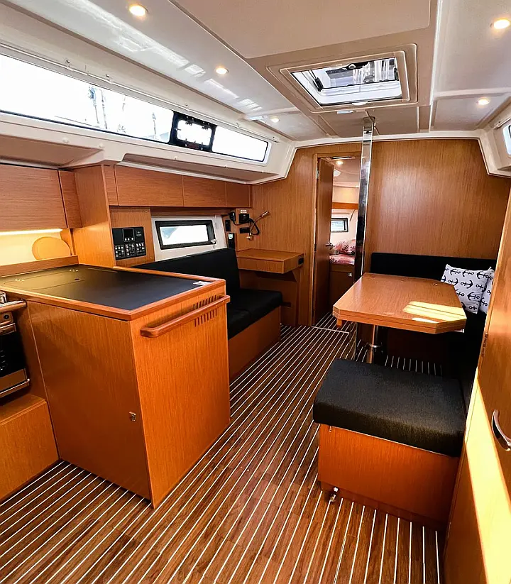Bavaria C38 - 