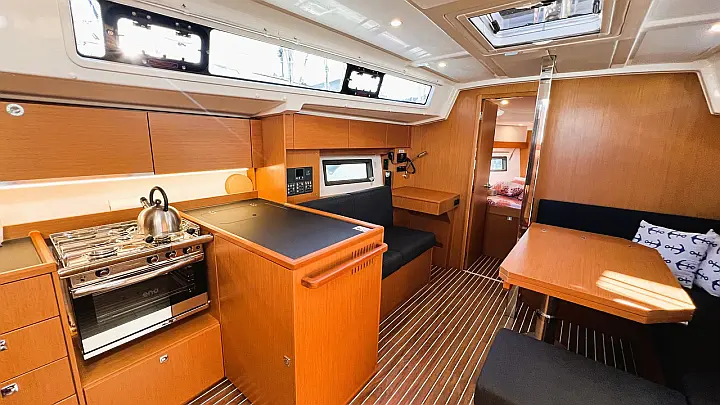 Bavaria C38 - 
