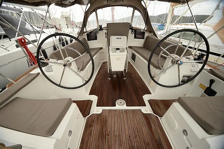 Sun Odyssey 379 - 