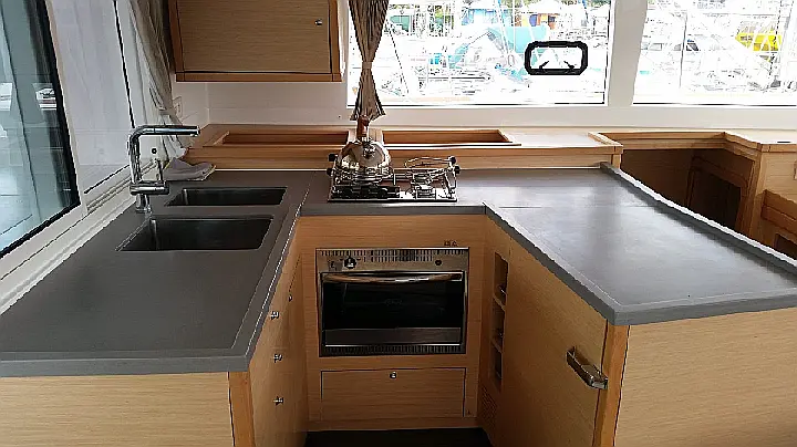 Lagoon 450 SporTop - Kitchen