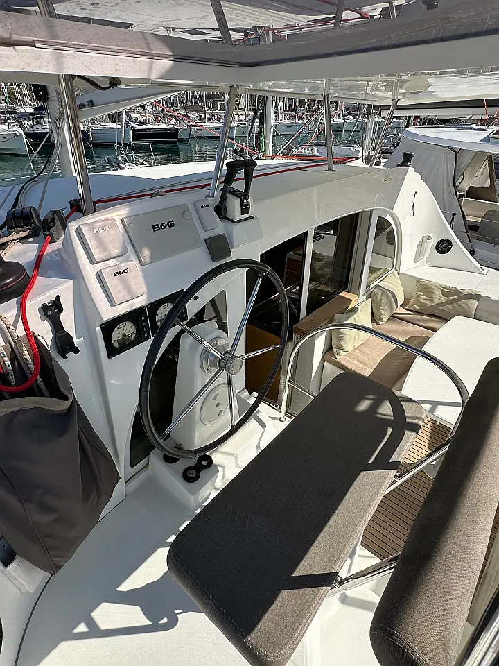 Lagoon 380 Owner - 