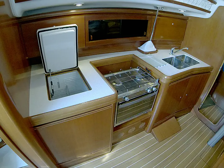 Grand Soleil 37 R - Galley fridge