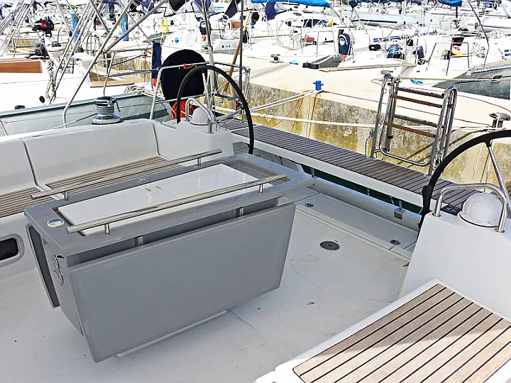 OCEANIS 48 BT - Exterior images