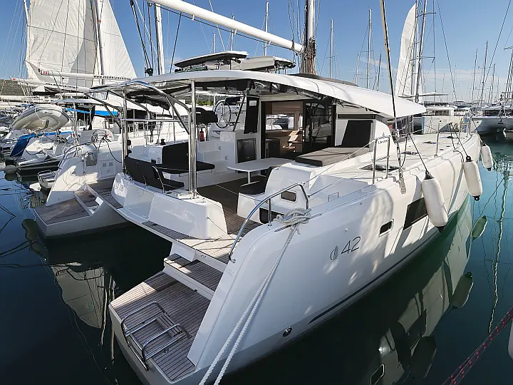 Lagoon 42 - External image