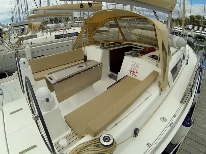 Dufour 335 GL - Dufour 335 GL cockpit table