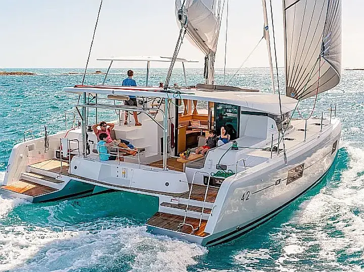 Lagoon 42 - External image